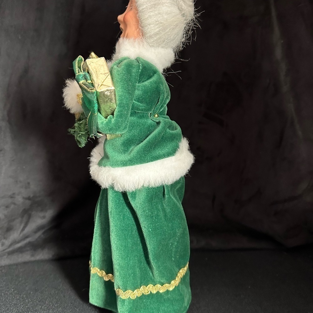 Byer’s‎ choice, 2006 Irish Saint Patrick caroler Victorian lady wreath presents - Picture 3 of 10